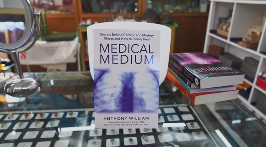 Medical Medium : Secrets Behind Chronic and Mystery Illness and How to Finally Heal by Anthony William